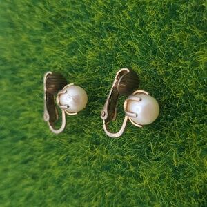 Antique Elegant Faux Pearl Clip-On Clawfoot Earrings E614